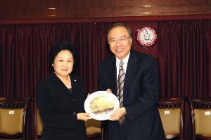 PVC Jack Cheng presented souvenir to Ms. DING Yuqiu, Deputy Director, Hong Kong, Macao and Taiwan Affairs Office, The Ministry of Education of the People's Republic of China